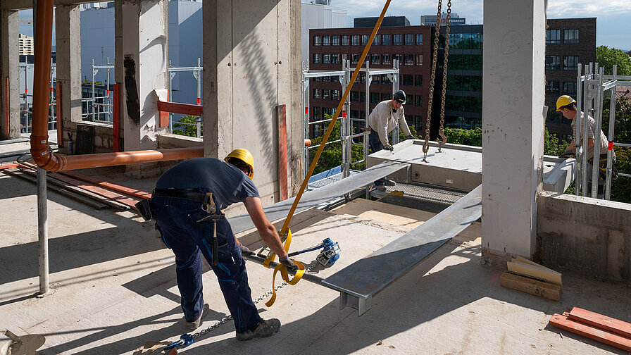 Im Betonfertigteilwerk wurden in den Balkon zwei bewehrte Stahleinbauteile mit jeweils einer Trägerplatte betoniert, die am Kopfende, zum Gebäude hin, mit dem Fertigteil abschließt.