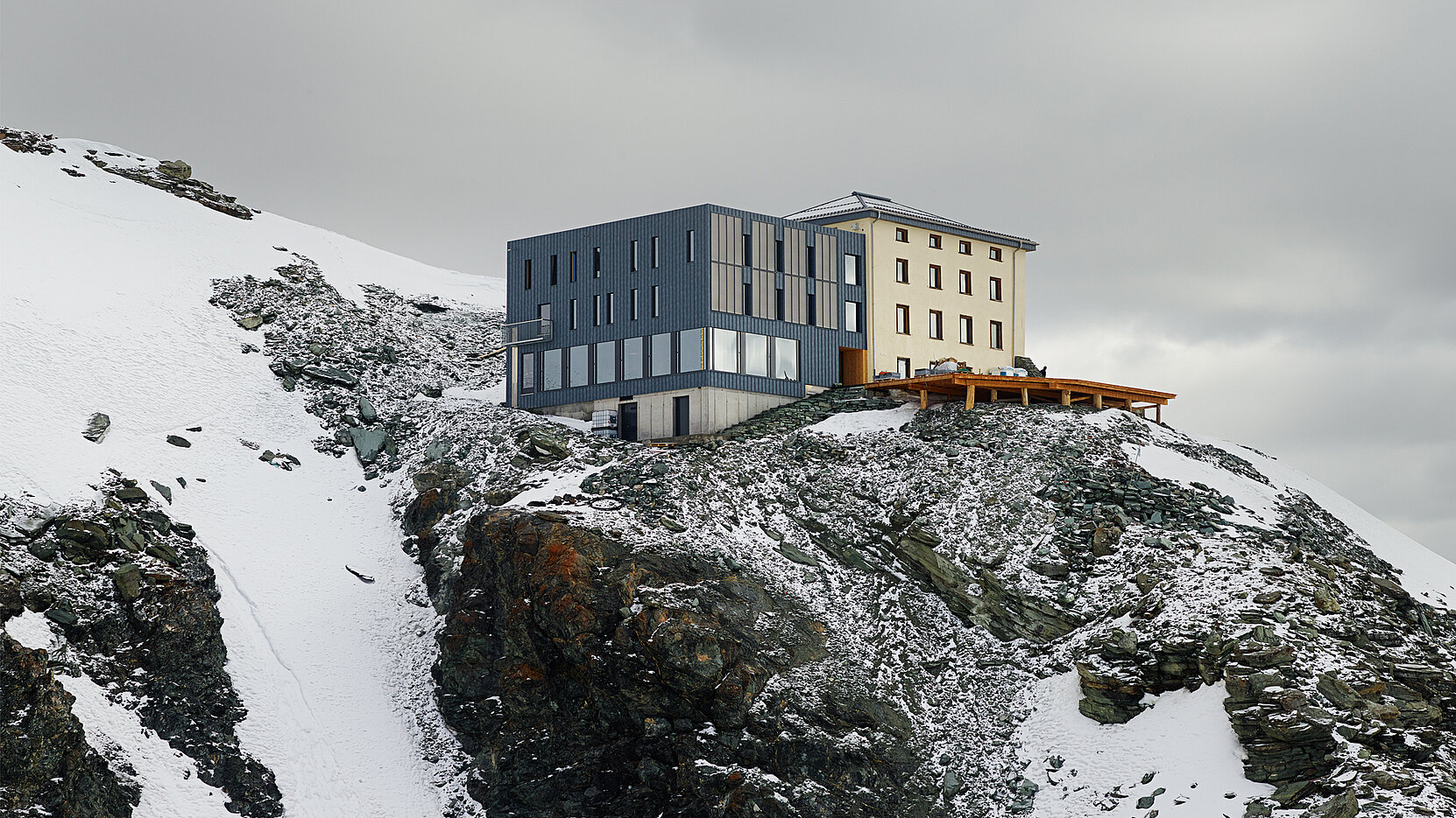 Le bâtiment s’érige en tant que véritable camp de base sur la crête de Hörnli. 