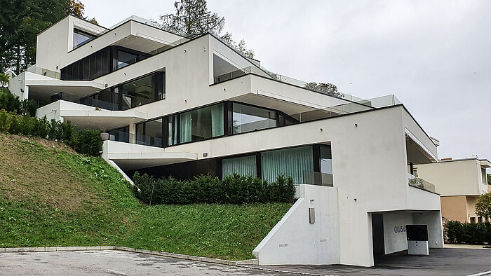 Immeuble à terrasses à trois unités de logement