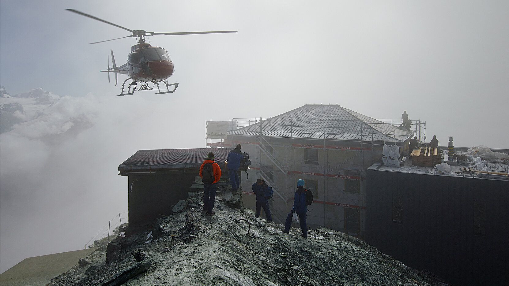 La Hörnlihutte est le théâtre d’un chantier inhabituel, faisant appel à un hélicoptère et à des travaux manuels. 