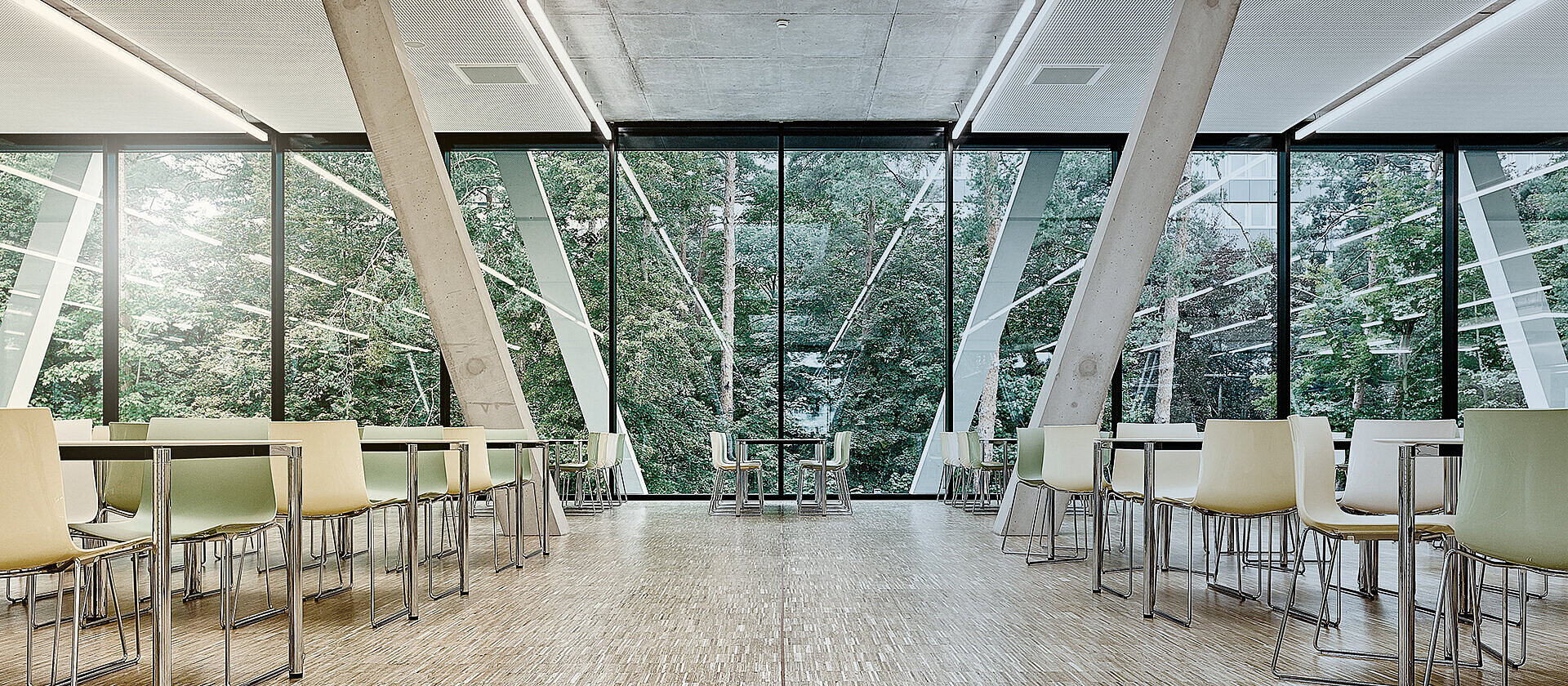 BIL_KIT_BIL_PRESSE_Speisesaal mit Fassadenstreben_16z9_FHD_21RL.jpg