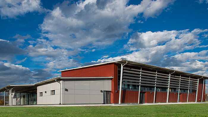 The new multi-purpose hall of Volkertshausen was realised with a rainscreen cladding façade. Photo: Schöck Bauteile GmbH