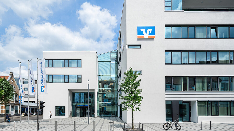 Der viergeschossige Neubau der VR-Bank Ostalb in Aalen besteht aus zwei Gebäudehälften, die miteinander verbunden sind. Das neue Gebäude verkörpert in seiner Einheit die Fusion zweier Banken. 