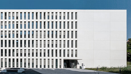Puikų naujojo Karlsruhe Mokesčių inspekcijos pastato išorinį vaizdą sukuria aukštos kokybės ir vizualiai patraukli dekoratyviojo fasado elementų kokybė.