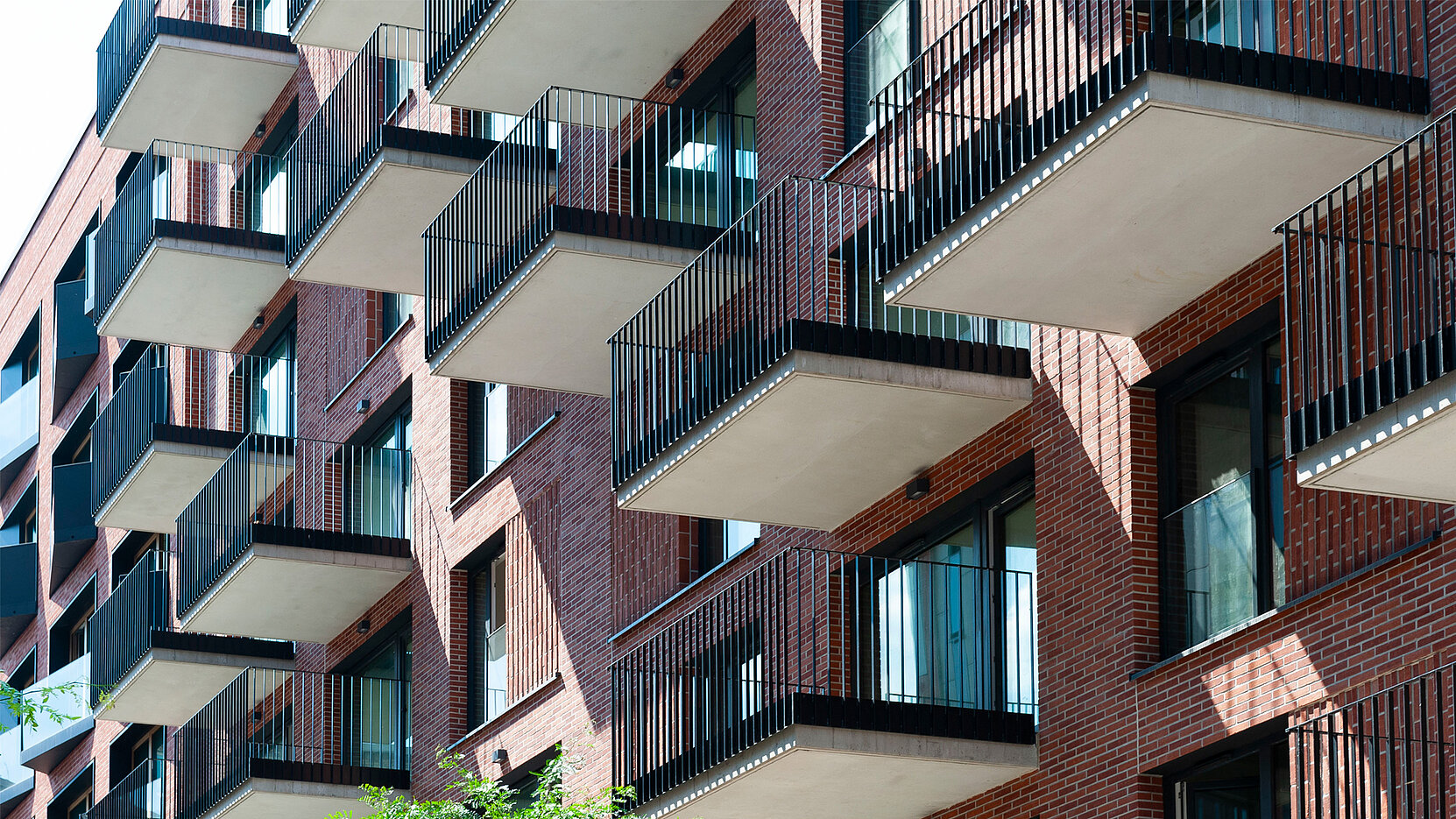 Les architectes ont prévu des balcons en béton armé à l’arrière du bâtiment, vers la cour intérieure