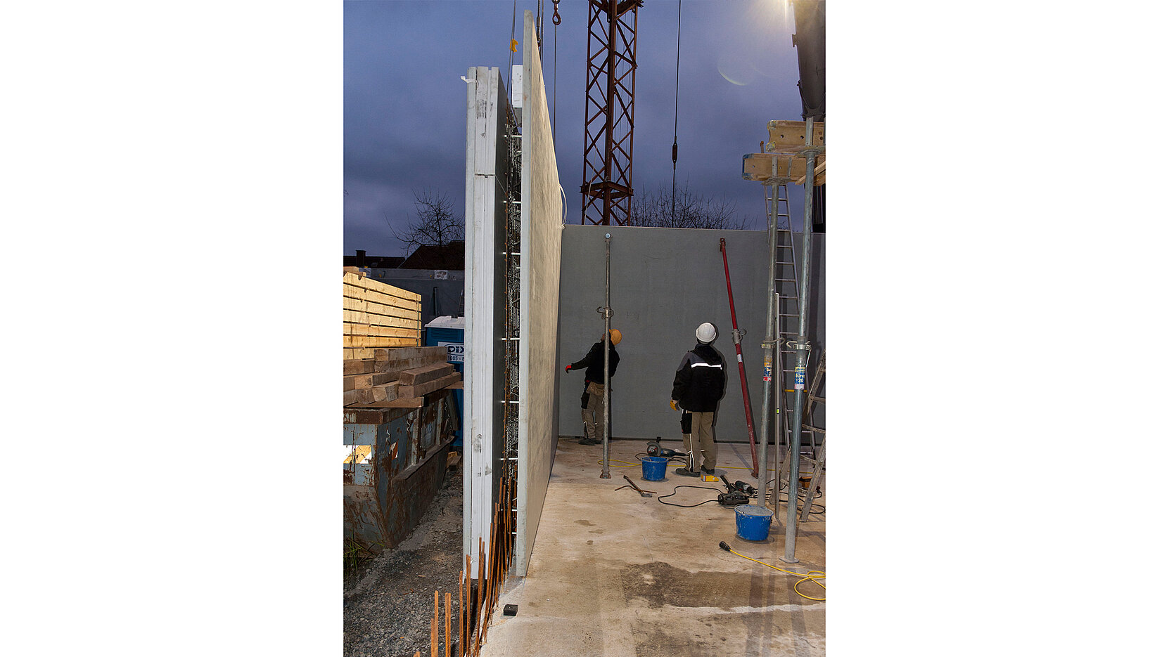 Transfert à la grue d’une paroi constituée d’éléments préfabriqués sur le chantier