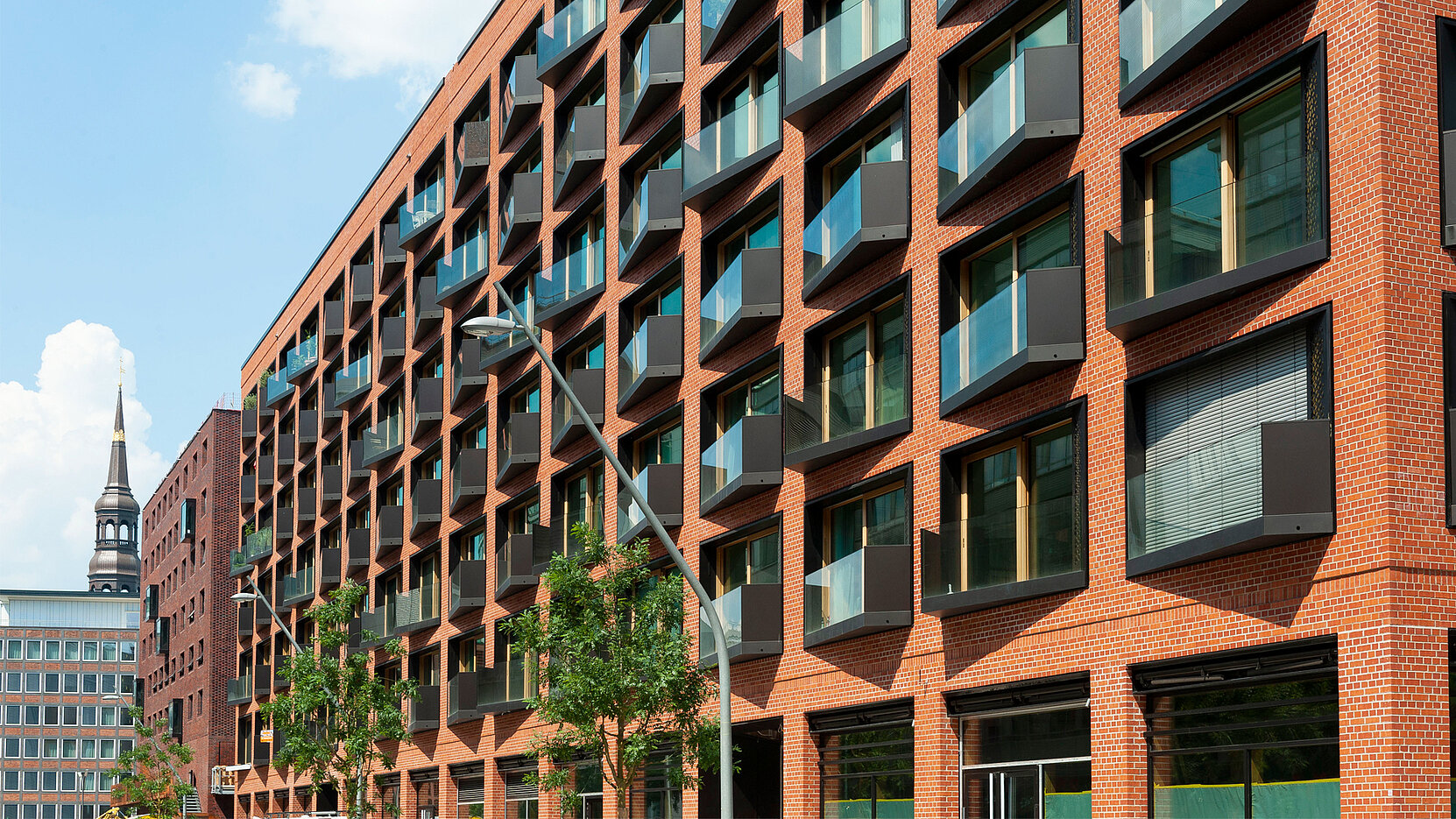 Le bureau blauraum Architekten a élargi l’idée de la fenêtre à la française autour d’un petit balcon installé d’à peine 3 m². 