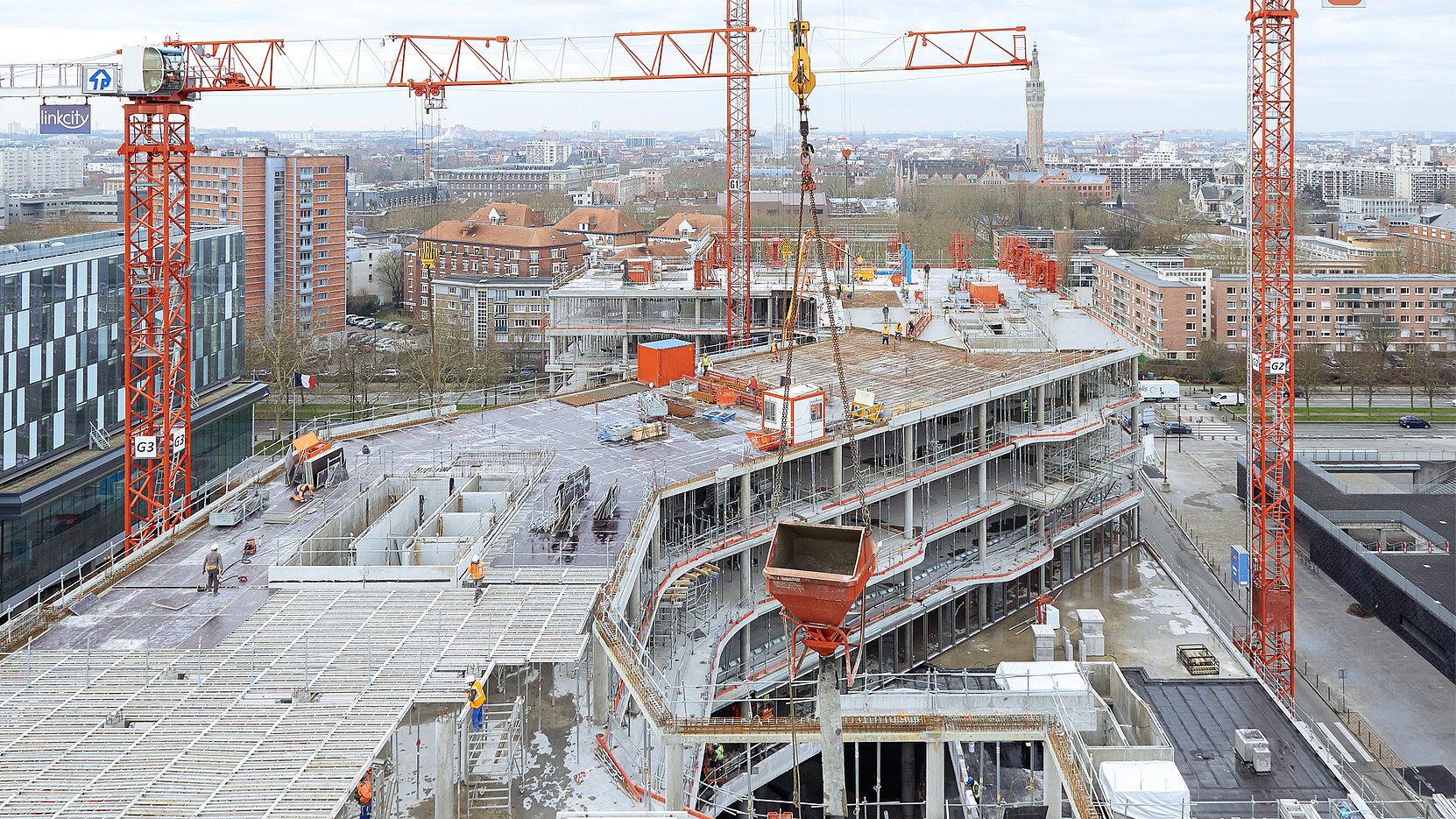 Blick auf die Baustelle mit Balkonen 